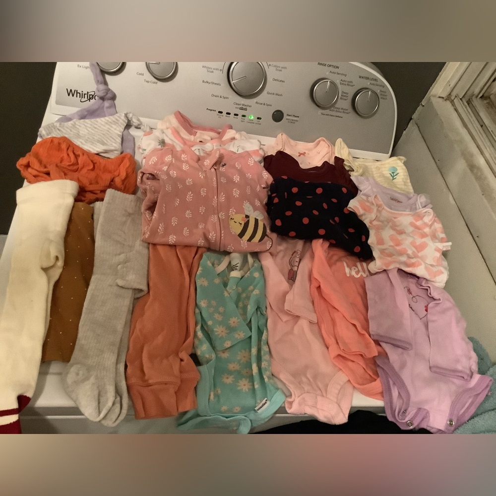 Lot of 20 newborn/0-3 month girl clothes gentlyused smoke free household